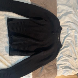 Svart stickad tröja  - Stickad tröja med slits i både armar o lite vid sidorna, fint skick, knappt använd 