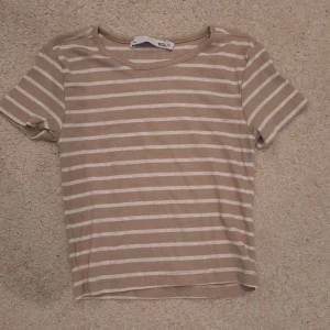 Randig t-shirt  - Randig ribbad t-shirt ifrån Lager 157. Använd någon enstaka gång och är i superfint skick. Mjukt material💕