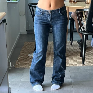 Street one baggy jeans - Mörkblåa jeans från streetone, lite bootcut💗  De är i perfekt skick utan slitningar eller fläckar.   Midjemått 37cm innerbenslängd 81cm