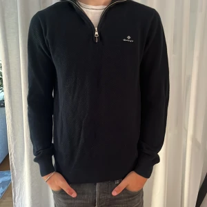Gant halvzip  - Säljer en stickad Gant halvzip! Skick 9/10. Har ingen användning för den längre. Skriv vid intresse