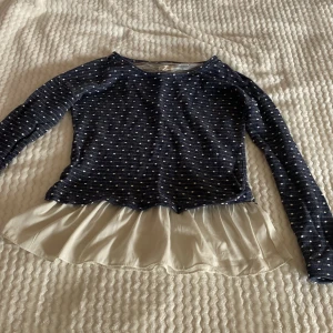 Prickig tröja  - Långärmad prickig tröja med inbyggd vit utsväng