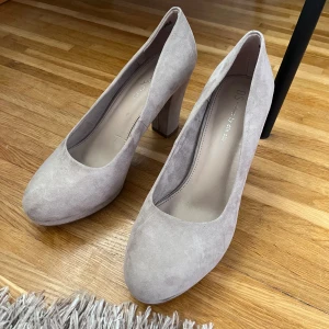 Beige mocka pumps - Säljer ett par eleganta beige pumps i mocka. De har en rund tå och en stabil klack som gör dem bekväma att gå i. Perfekta för både fest och vardag! klacken är 9cm använda 1gång! 🩷