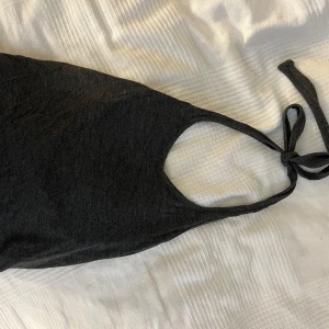 Topp - Halternecktopp från Shein man knyter runt nacken Passar xxs-s skulle jag säga, men blir kortare om man är S Aldrig använd, är som jag köpte den