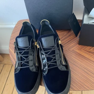 Giuseppe Zanotti Mörkblå - Säljer dessa feta Giuseppe Zanottis i mörkblå färg. SKICK 9,5/10 NÄSTAN NYA 🔥. ALLT OG TILLKOMMER 🤝 ÄKTIGHETSBEVIS FINNS ✅ SIZE IT 44 passar = 44-45 EU Tveka inte på att komma PM vid frågor!