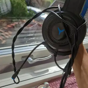 Säljer mitt gaming headset inga skador eller liknande säljer pga använder de ej 👍🏾😁