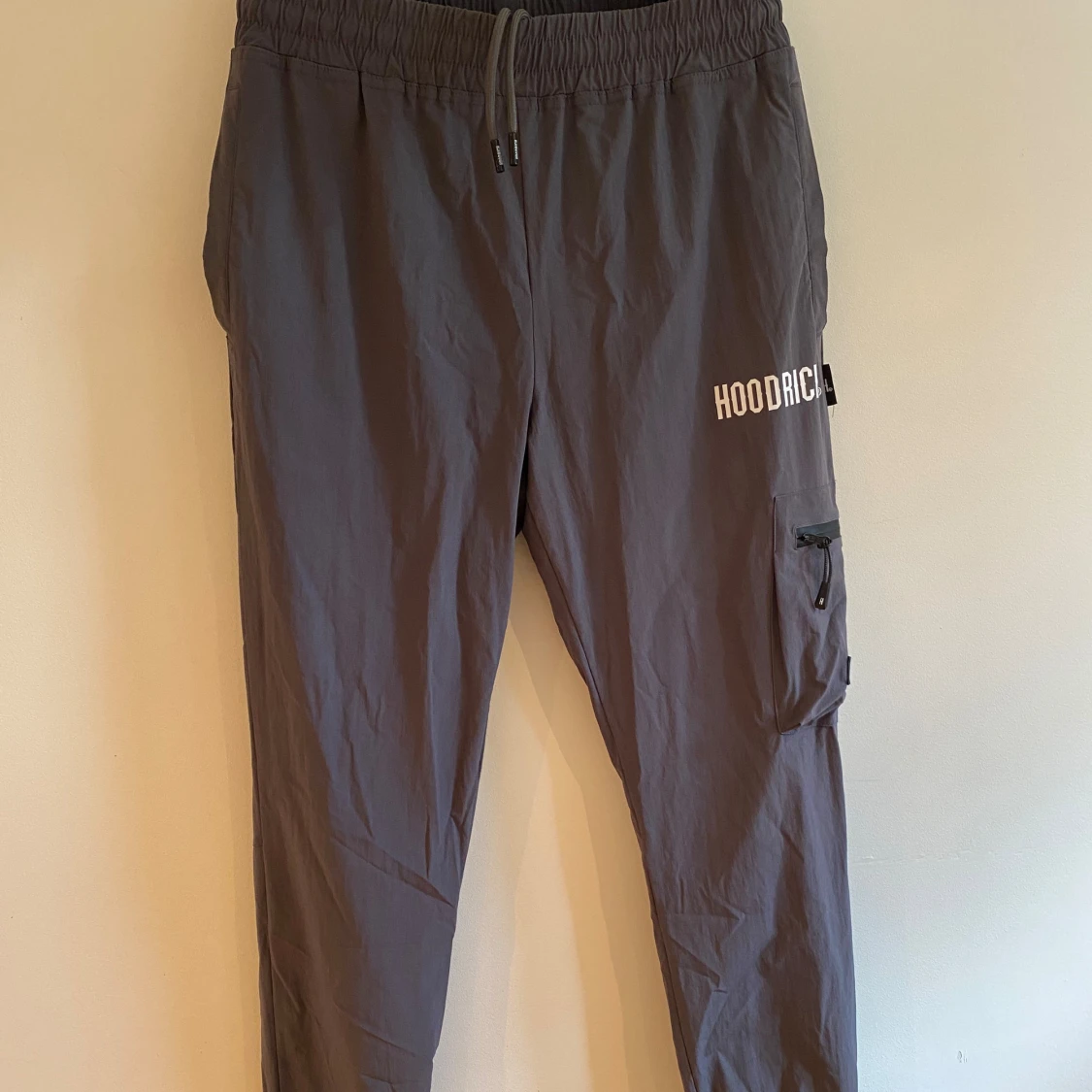 Grå vindjacka och vindbyxor från Hoodrich - 92