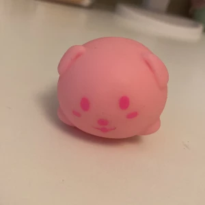 Stressboll gullig  - Söt liten stressboll i jättefint skick som dessutom lyser i mörkret