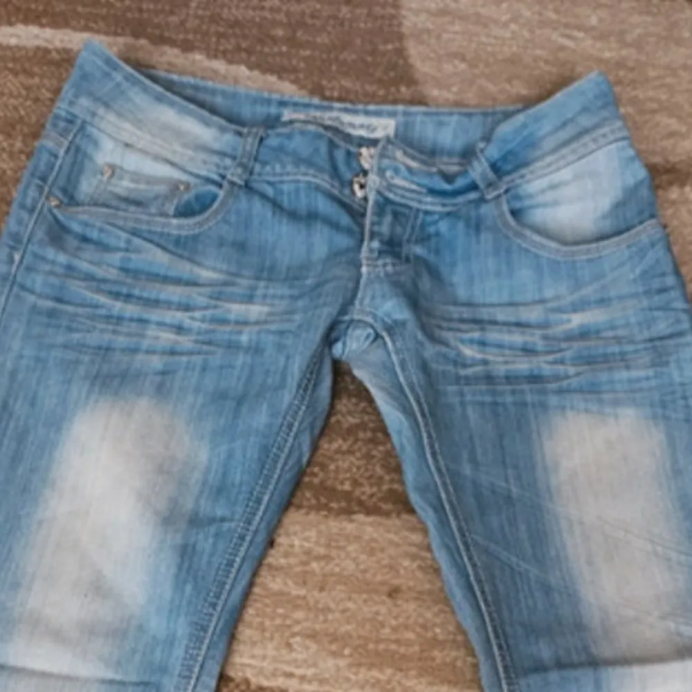 Säljer dessa jättefina ljusblå jeans då de är lite för korta för mig! Super fint skick och passar någon runt ca 165cm. Jeans & Byxor.