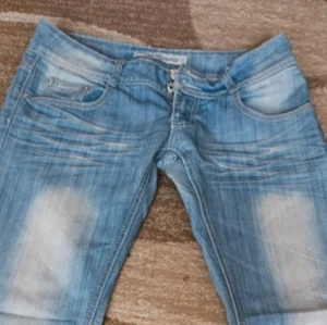 Lågmidjade bootcut - Säljer dessa jättefina ljusblå jeans då de är lite för korta för mig! Super fint skick och passar någon runt ca 165cm