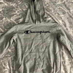 Champion hoodie - Säljer min gamla champion hoodie då jag intw använder den. Den är i barn storlek xl så på mig som bär S ändå funkar