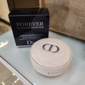 Forever Cushion Powder från Dior - Säljer en helt ny oöppnad lyxig Forever Cushion Powder från Dior i färgen light. Den kommer i en elegant vit förpackning. Perfekt för att sätta sminket och ge en matt finish. Ny pris hos kicks 760kr!