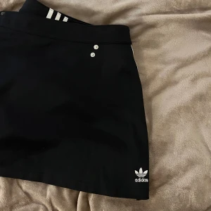 Adidas kjol - Söt kjol köpt secondhand. Storlek XS