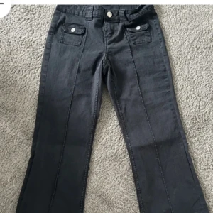 Svarta jeans - Jätte fina jeans från hm som är slutsålda! Andra bilden är lånad så skriv om ni vill ha fler❤️köpte från en annan tjej på plick men tyckte inte att dessa satt så snyggt på mig! De är i storlek 38 menskulle säga att de passar både 34 och 36