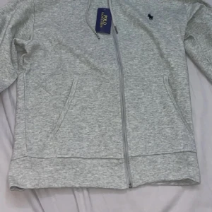Ralph lauren zip S - Den är helt ny köpte den för nypris 2299kr jag vill bli av med denna på grund av att den står bara i garderoben och inte använts snabb affär kan gå ner lite 