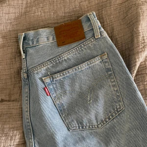 Levi's Jeans, 501 - Säljer ett par knappt använda klassiska 501 jeans från Levi's. Ljus tvätt. Sitter lite för tajt i låren på mig, men annars bra längd på dem för mig som är 1.80 lång, lägger sig fint på skorna! :)