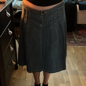 Jeanskjol - Jättefin kjol som tyvärr är lite stor för mig😔köpt för länge sedan. Pris går att diskutera!!