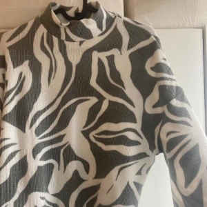 Grå vit tröja  - Jätte fin tröja