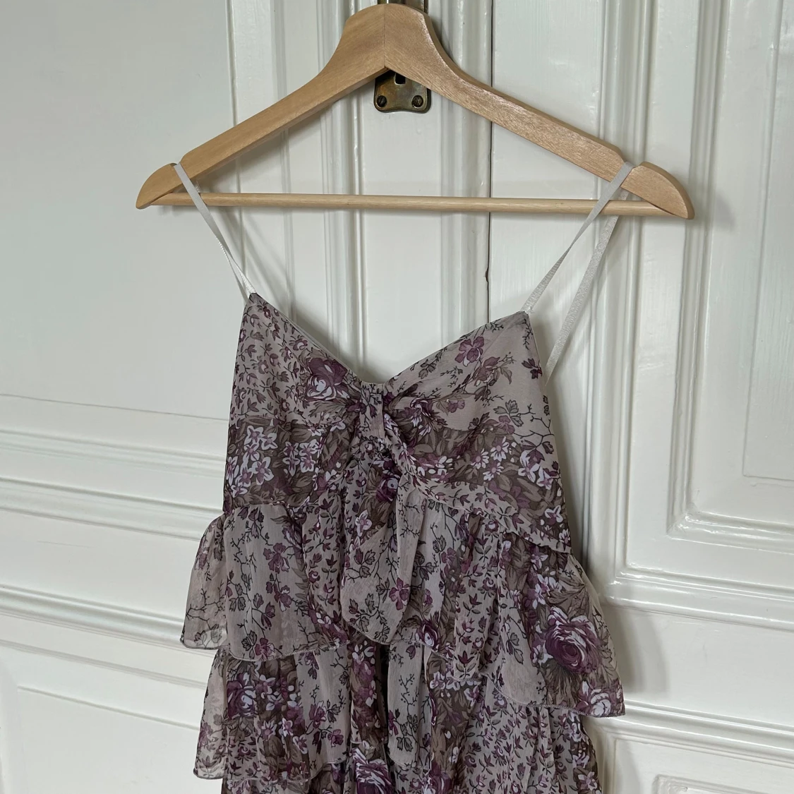 Blommig klänning med volanger - 91