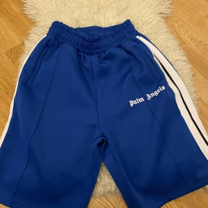 blå palm angels shorts - blå palm angels shorts i nyskick, vid fler frågor tveka inte att höra av er