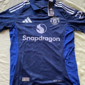 Manchester united 24/25 tröja  - Säljer denna snygga Manchester united borta tröjan i storlek M för den nya  24/25 säsongen tröjan är helt ny och oanvänd med tagg. Pris kan diskuteras skriv gärna vid funderingar eller för mer bilder. Postar samma dag 