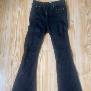 Säljer ett par svarta bootcut jeans i storlek XXS. De har en klassisk femficksdesign och är perfekta för en stilren look. Jeansen är i bra skick och passar både till vardags och fest. hög midjade (under naveln), längd: 100cm, säljer dom för dom är för korta.