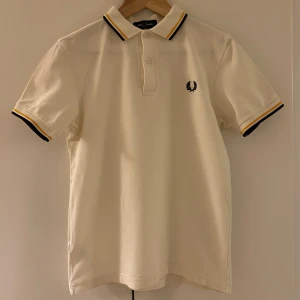 Fred Perry pikétröja - Riktigt fräsch och stilren Fred Perry pikétröja i storlek XS.  Använd väldigt sparsamt i mycket gott skick.