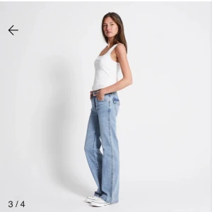 90s Low Bootcut jeans  - Strl S full length, Jag är 165cm och kan ha dem. Dom är inte för korta eller något jag säljer dom för jag inte har en användning av dem helt enkelt! Skriv om du har några funderingar! Köpta för 400kr säljer för 300, nyskick 💗 Tar bud 💗