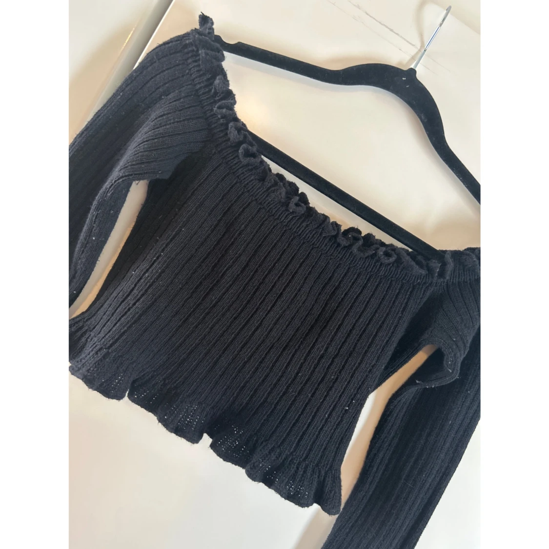 Svart ribbad offshoulder topp - 2