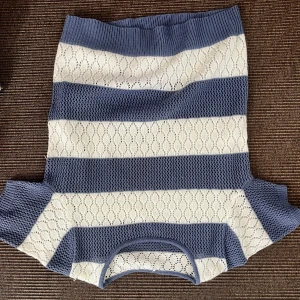 Fin stickad - Har en fläck på baksidan 