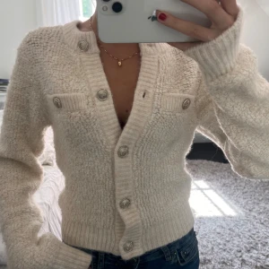 Kofta med knappar - Super fin kofta från hm med knappar💕💕 lappen är kvar! 