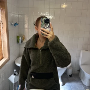 Teddy jacka - Jätte mysig mörkgrön teddyjacka som endast använd fåtal gånger.