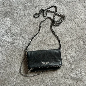 Zadig väska - Säljer nu min lilla zadigväska som jag fick i födelsedags present! Det finns en dustbag till som kan skickas med om det skulle vara vid intresse! Väskan är knappt använd så den är i mycket gott skick!