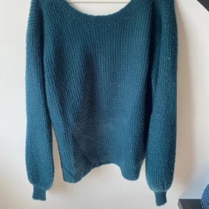 Mörkgrön stickad tröja från Linn Ahlborg x NA-KD - Säljer en supermysig mörkgrön stickad tröja från Linn Ahlborg x NA-KD. Den har en snygg v-ringning och långa ärmar, perfekt för höst och vinter. Tröjan är i storlek S och är i bra skick. Perfekt för att hålla sig varm och stilren under kyliga dagar!