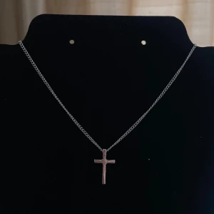 Silver kors halsband  - Super fint kors halsband som är silvrigt💞💞