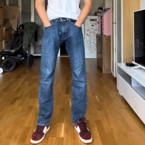 Vintage Levis 303 - Tja säljer nu mina oversized vintage Levis jeans som jag fick förra året av min farfar som va i usa. Dessa säljs inte längre och är ”trendigt” vintage. Jag säljer pågrund utav behov av pengarna. Hör av dig vid minsta fråga