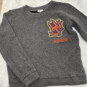 Kenzo Tröja - Tröja köpt på kenzo för ett bra tag sen men som är i väldigt bra skick då jag inte använt så mycket men då det också är hög kvalité på tröjan. 