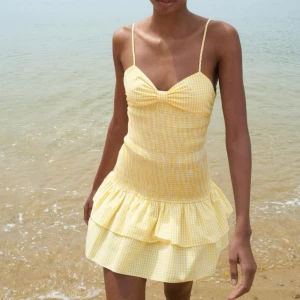 Klänning - Supersöt klänning från Zara. Säljer då den är för liten, endast använd 1 gång! 