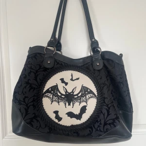 Goth väska med fladdermöss 🦇  - Handväska köpt på grothica, nypris 700+ kr