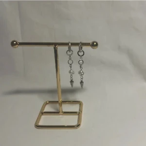 Örhängen  - Super fina örhängen! Köp för 99kr/st Eller 185kr/paret. Modell 118. Smyckes ställningen finns även att köpa för 299kr! 