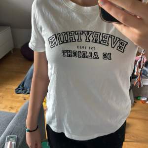 T-shirt från kaphal nyskick💓💓 Tryck på framsidan 