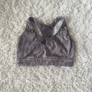Calvin klein sport bh - I bra skick även fast den är använd, otroligt skön men tyvärr för liten för mig