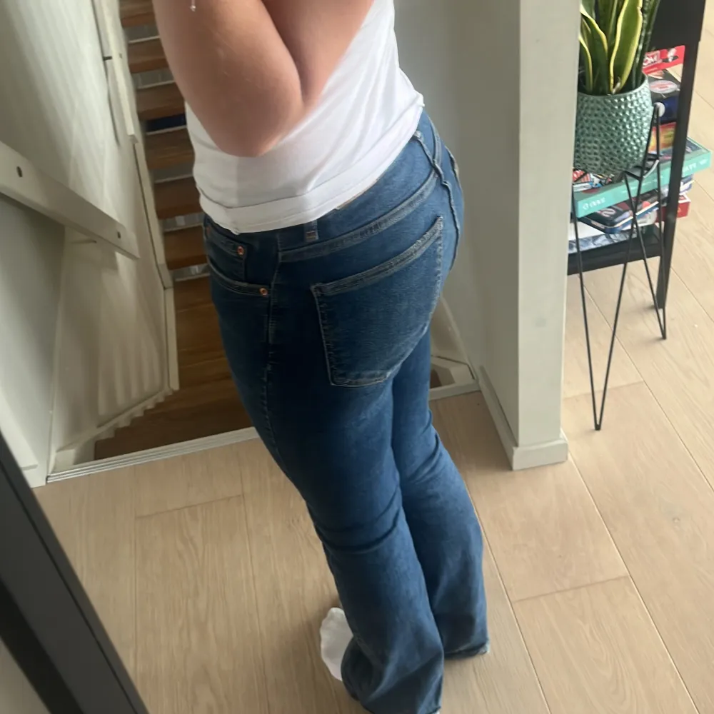 Säljer ett par snygga blå jeans från gina tricot i storlek 36. De har en klassisk design med en bekväm passform och är perfekta för vardagsbruk. Jeansen har en knapp och dragkedja framtill och är i ett mjukt denimtyg. Använd några gånger men inte längre eftersom dem är lite för små. Lite slitna längst ned på byxorna men det är inget som märks❤️. Farkut & Housut.