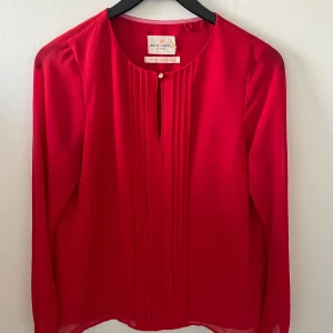 Röd blus  - Röd blus som är i toppskick