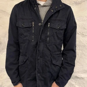 Cardigan jacka - Säljer denna snygga jacka från Diesel, storlek M på jackan.