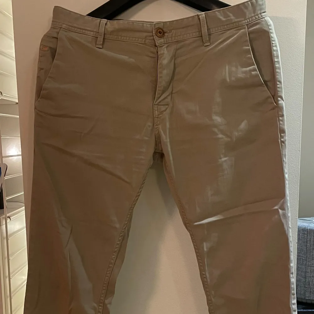 Byxorna har samma mått och passform, W34 L32, slim fit. Skick 8/10(båda) väl använda men bra kvalitet. Båda är beigea men ett par har en varmare färg.. Farkut & Housut.