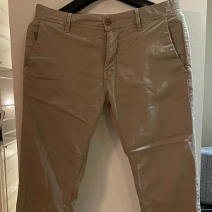 Hugo boss chinosX2 - Byxorna har samma mått och passform, W34 L32, slim fit. Skick 8/10(båda) väl använda men bra kvalitet. Båda är beigea men ett par har en varmare färg.