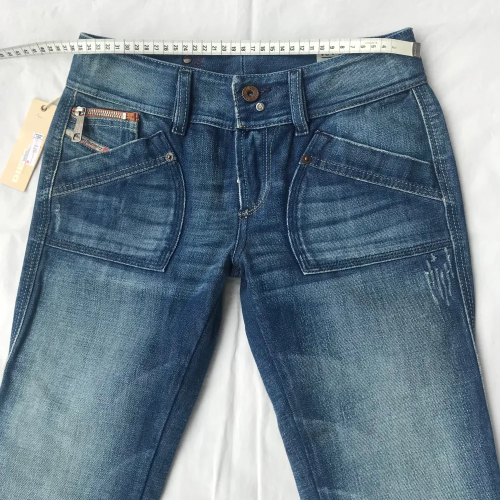 Deadstock Diesel jeans nya med lapp. Mått: midja 68 (34 x2), höft 44, midjehöjd 20, lår ca 23, innerben 90, ytterben 106,5, benöppning 18,5 . Jeans & Byxor.