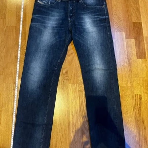 Diesel jeans size 32 - Hej”jag säljer dessa gammla diesel jeans pga att dem inte passar mig bra” skick 8,5/10🤩🤩