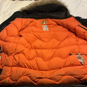 Mycket fin gammal model på parajumper den är använd 2 vinter länge sen. Men Tyvvär finns inget kvitto eftersomatt jackan är gammal men pris kan diskuteras - Skick 8-10