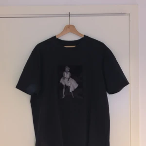Limitato t-shirt, M s - Inga skador på tröjan. Har original lådan kvar. Man får med lådan om man köper den. 